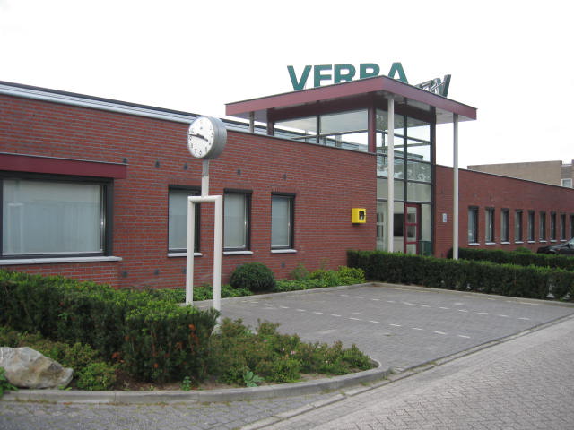 Entrada a la fábrica de comederos Verba