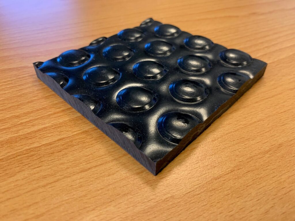 Placa de plástico para colocar debajo del comedero de los cerdos